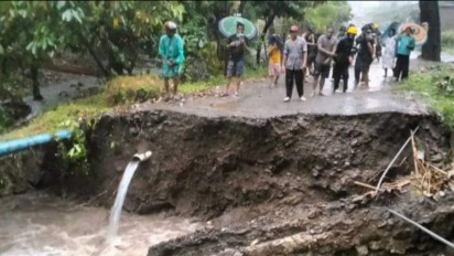 Akses Jalan Menuju Permandian So'do dan Tamasapi Terputus Akibat Banjir
