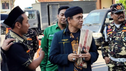 OTK Penyerang Kiai Tak Kunjung Ditangkap, Ratusan Warga NU Lakukan Aksi di Mapolres Karawang