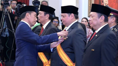 Setelah Lepas Jabatan Golkar, Airlangga Hartarto Terima Tanda Jasa Langka dari Jokowi: Terima Kasih Istri Tercinta