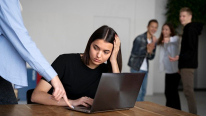 Tragis! Mahasiswi Kedokteran Bunuh Diri Diduga Dibully, Bagaimana Pandangan Islam? Kata Ustaz Khalid Basalamah Seharusnya Orang Tua Ajarkan Ada Anjuran Rasulullah SAW untuk...