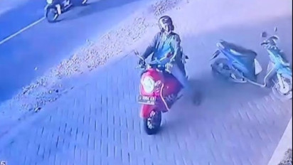 Satu dari Dua Pelaku Pencurian Motor di Bangkalan Terekam CCTV