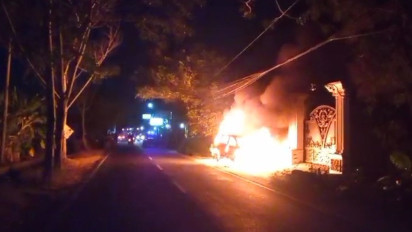 Diduga Korsleting Audio, Sebuah Mobil Terbakar dan Meledak di Klaten