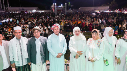 Larut Syahdu bersama Lautan Masyarakat di Lumajang Bershalawat, Khofifah: Shalawat Rawat Kebhinekaan dan NKRI