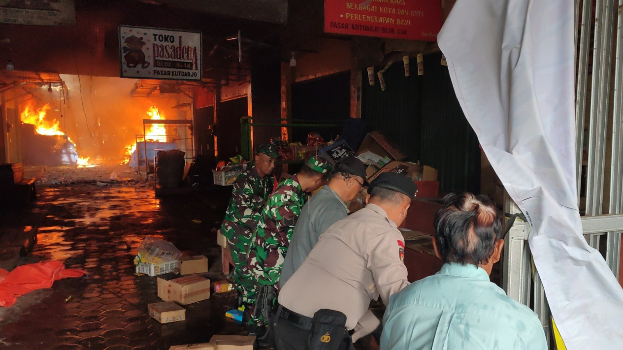 Pasar Kutoarjo Purworejo Terbakar, Pedagang Panik Selamatkan Barang Dagangan
            - galeri foto