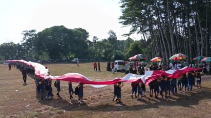 Peringati HUT RI ke-79, Warga di Pati Kirab Bendera Raksasa Sepanjang 100 Meter