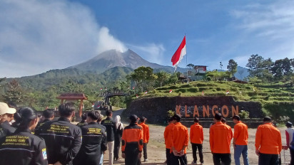 HUT ke-79 RI, Bendera Merah Putih Raksasa Dikibarkan di Bukit Klangon Berlatar Keindahan Gunung Merapi