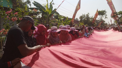 Semangat HUT RI ke-79, Ratusan Warga Blora Jahit Bendera Merah Putih Sepanjang 79 Meter