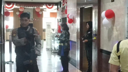 KPK Geledah Kantor Biro Kesra Pemprov Jatim