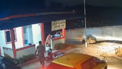 CCTV Rekam Oknum TNI Tiba-tiba Pukuli Anggota Polisi di Batam, Ternyata Alasannya Gara-gara Ini