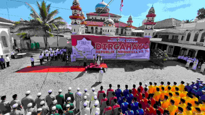 Ribuan Santri Ponpes Raudlatul Jannah Probolinggo Gelar Upacara Bendera Merah Putih