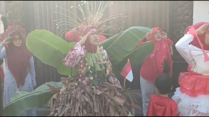 Unik, Upacara Peringati HUT RI ke-79 di Sidoarjo Dipenuhi Kostum Unik, Pakai Daun Pisang hingga Lauk Pauk