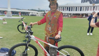 Presiden Jokowi Beri Hadiah Sepeda untuk 7 Peraih Busana Adat Terbaik saat Upacara HUT ke-79 RI di IKN