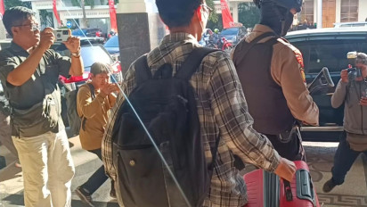 KPK Bawa Tas Berwarna Merah dari Ruang Sekertaris Daerah Pemprov Jatim