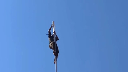 Heroik, Satpol PP Lamongan Panjat Tiang Bendera saat Tali Pengait Bendera Terlepas