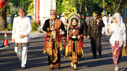Kenakan Baju Adat Osing di Upacara HUT ke-79 RI, Pj. Gubernur Adhy Ajak Masyarakat Isi Kemerdekaan dengan Kegiatan Positif
