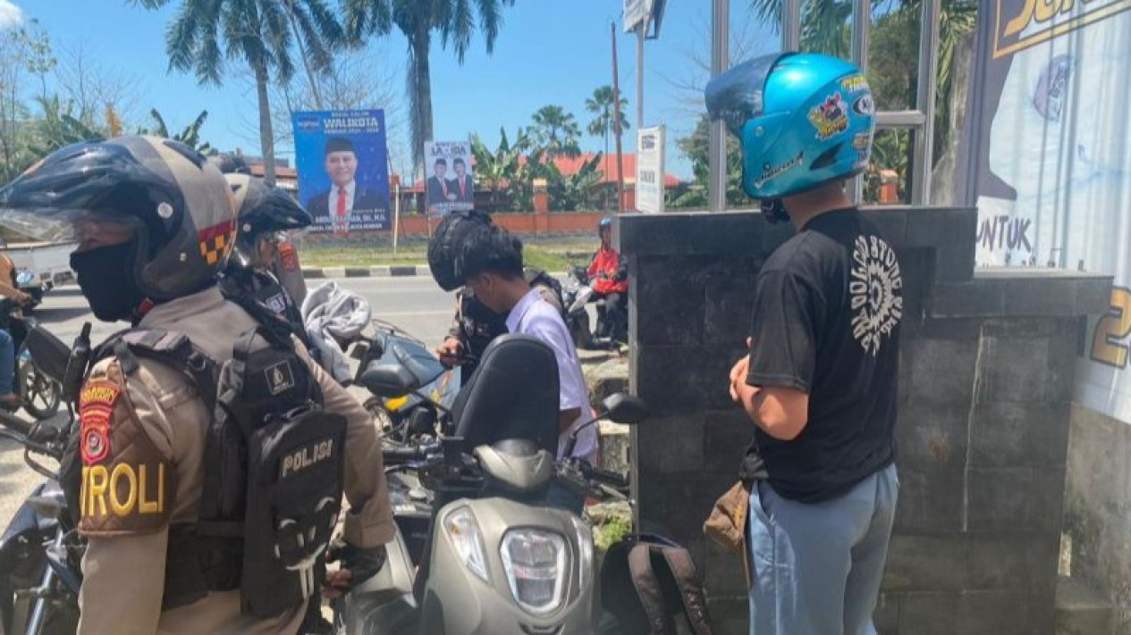 Kombes Aris Minta Para Orang Tua Jaga dan Pantau Keberadaan Anak-Anak, Kaca Mobil Warga  Pecah
            - galeri foto