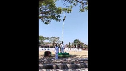 Viral! Aksi Heroik Anggota Babinsa Pajat Tiang Bendera