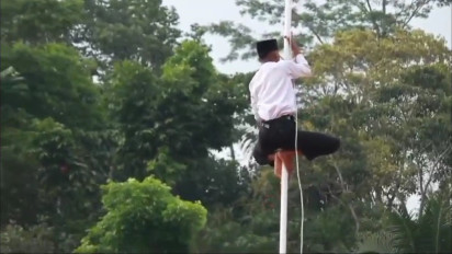 Viral Aksi Heroik Siswa Madrasah Aliyah di Tasikmalaya, Panjat Pucuk Tiang Bendera Perbaiki Tali yang Terlepas