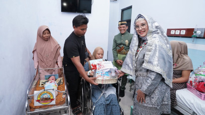 Kunjungi Pasien Cuci Darah di HUT ke-79 Kemerdekaan RI, Bupati Ipuk Ajak Masyarakat Hidup Sehat