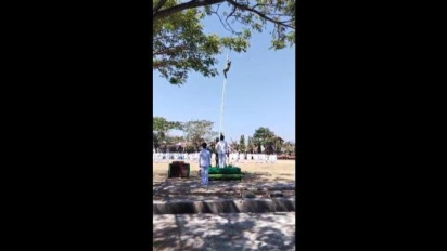 Viral! Aksi Heroik Anggota Babinsa di Bojonegoro Pajat Tiang Bendera Saat Upacara HUT ke-79 RI