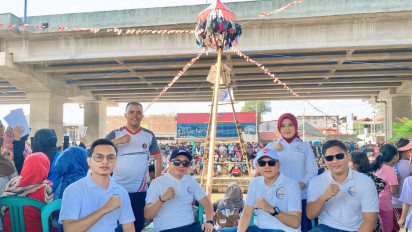Sambut HUT RI Ke-79, Ribuan Masyarakat Saksikan Kemeriahan Panjat Pinang Rampai Nusantara di Kalimalang