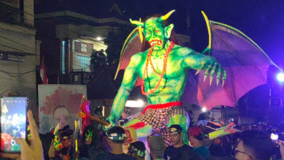 Puluhan Ogoh-Ogoh Raksasa hingga Kambing Guling Ramaikan Bamboo Carnival HUT RI ke 79 di Gresik