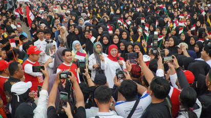 Khofifah Buka Lomba Olahraga Tradisional ‘KORMI Goes to Pesantren’ di Ponpes Amanatul Ummah Pacet, Mojokerto