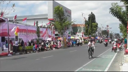 Relawan Lilis-Zaeni Menikmati Momen HUT RI Sambil Menikmati Kuliner Khas Kebumen Arem Arem