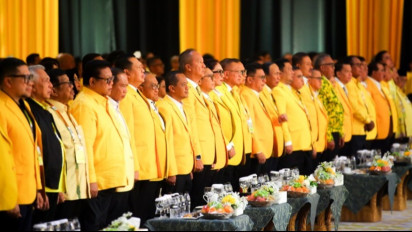 Bahlil Pegang Erat Tangan Agus Gumiwang dan Bamsoet di Munas Golkar, Ada Apa?
