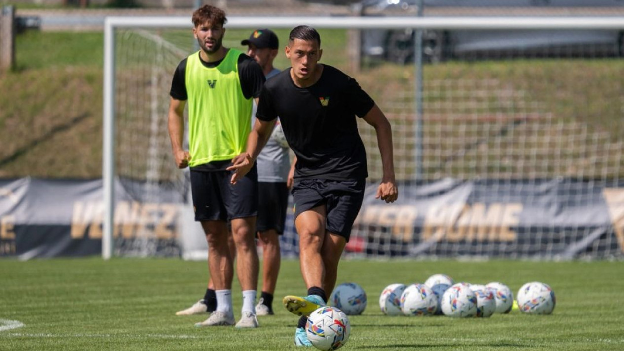 Jelang Kualifikasi Piala Dunia 2026, Pemain Timnas Indonesia Jay Idzes Dapat Kabar Buruk di Bursa Transfer
            - galeri foto