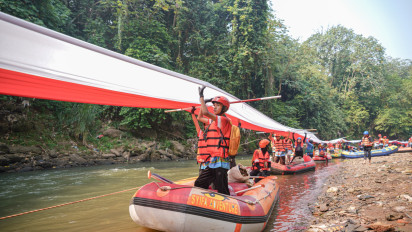 Rangkaian HUT RI ke-79, Pertamina Bersihkan Sungai Ciliwung Hingga Gelar Bendera Merah Putih Sepanjang 79 Meter