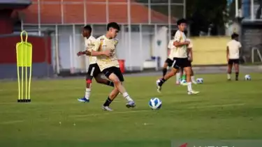 Matthew Baker beraksi bersama Timnas Indonesia U-17