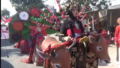 Karnaval HUT Ke-79 RI di Kamal, Bangkalan, Para Peserta Kenakan Beragam Kostum Unik