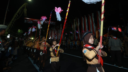 Pawai Lampion Pramuka Terangkan Langit Malam Banyuwangi