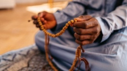 Setelah Shalat Fardhu Dosa Langsung Diampuni Allah SWT, Amalkan Urutan Dzikir dan 10 Bacaan Doa yang Tepat