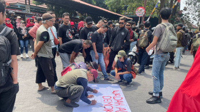 Jogja Bergerak! Dosen dan Mahasiswa UGM Kompak Nyatakan Kecaman pada Pemerintah yang Cawe-Cawe Pilkada: Darurat Demokrasi
