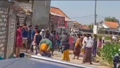 Rumah Mantan Kepala Desa di Sampang Diserbu Warga
