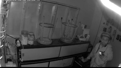 Terekam CCTV, Seorang Wanita di Ponorogo Bobol Konter Handphone