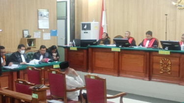 Mantan Gubernur Maluku Utara AGK Dituntut 9 Tahun Penjara