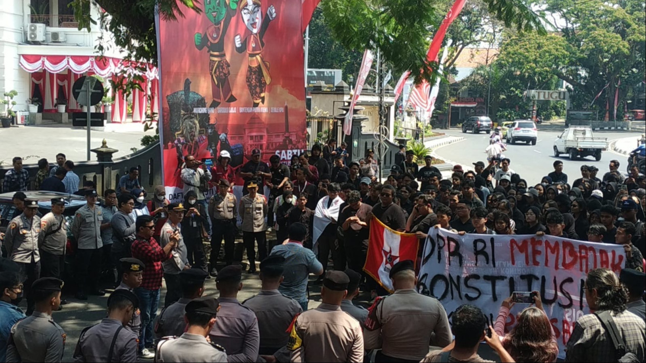 Gabungan Mahasiswa di Malang Siap Kawal Keputusan MK
            - galeri foto