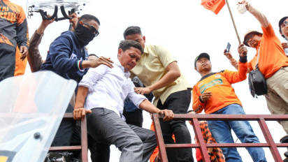 Habiburokhman Beberapa Kali Terkena Lemparan Botol saat Temui Massa Aksi RUU Pilkada