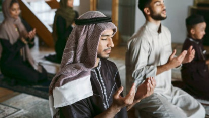Apa Ada Dalilnya Dzikir Bareng Setelah Shalat Berjamaah? Apa Hukumnya dalam Islam? Ustaz Adi Hidayat Beri Penjelasan, Ternyata...