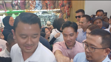 Gibran Lebih Memilih Sapa Warga di Pasar Baru Bandung di Tengah Maraknya Aksi Unjuk Rasa Mahasiswa Terhadap MK