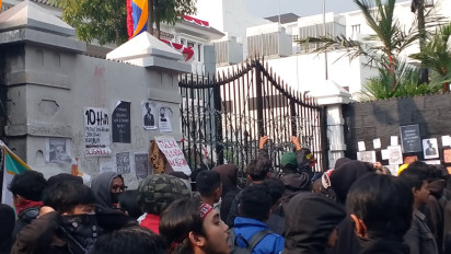 Kawal Putusan MK, Pasukan Hitam Mahasiswa Bandung Raya Mulai Merangsek Masuk Gedung DPRD Jabar