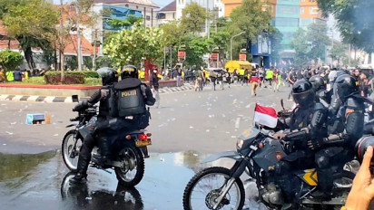 Demo Tolak Revisi UU Pilkada di Semarang Ricuh, Mahasiswa Robohkan Pintu Gerbang DPRD Jawa Tengah