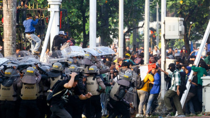 Polisi Mulai Menembaki Gas Air Mata, Massa Aksi Unjuk Rasa di DPR RI Berteriak....