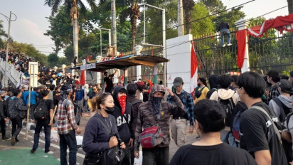 Massa Aksi Demo DPR Ricuh, Rusak Halte Bus Depan Gedung DPR/MPR RI