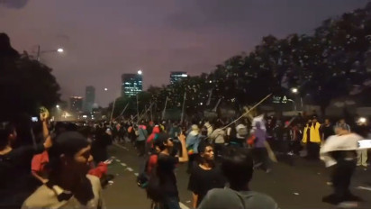 Massa Pendemo Berseragam Sekolah Tiba di DPR RI, Berlari dengan Bambu Runcing Sambil Berteriak...