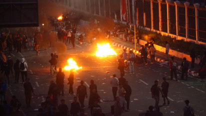 Memanas, Massa Demo di DPR RI Belum Bubarkan Diri, Water Barrier Jadi Sasaran Pembakaran