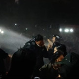 Ricuh! Massa Aksi di Gedung DPRD Jabar Saling Serang dengan Polisi, Sejumlah Gas Air Mata Ditembakan